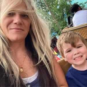 Meet your Posher, Lora